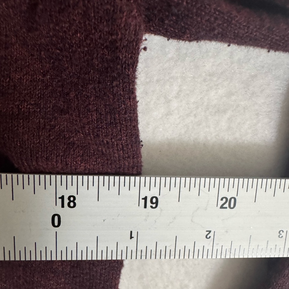 Old Navy Men's V-Neck Maroon Sweater‎ - Picture 4 of 5